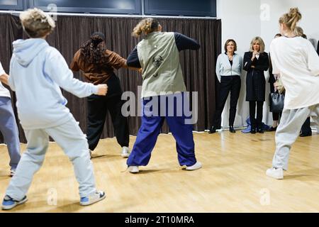 Hamburg, Deutschland. Oktober 2023. Die französische First Lady Brigitte Macron (r) und die Frau von Kanzlerin Scholz Britta Ernst besuchen am zweiten Tag des deutsch-französischen Kabinettsreats die Hip-Hop-Akademie der Kultur-Palast-Stiftung in Hamburg. Quelle: Axel Heimken/AFP/POOL/dpa/Alamy Live News Stockfoto