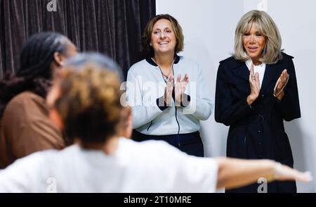 Hamburg, Deutschland. Oktober 2023. Die französische First Lady Brigitte Macron (r) und die Frau von Kanzlerin Scholz Britta Ernst besuchen am zweiten Tag des deutsch-französischen Kabinettsreats die Hip-Hop-Akademie der Kultur-Palast-Stiftung in Hamburg. Quelle: Axel Heimken/AFP/POOL/dpa/Alamy Live News Stockfoto