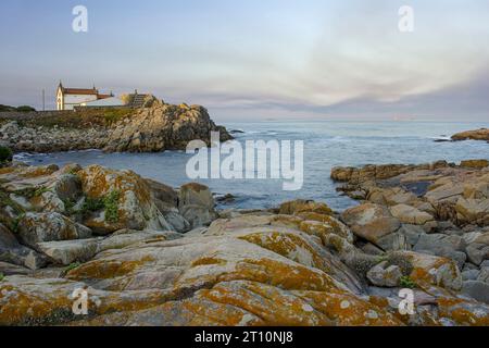 Boa Nova (Gute Nachrichten) Kapelle bei Sonnenaufgang. nordportugiesische Küste im Frühling. Stockfoto