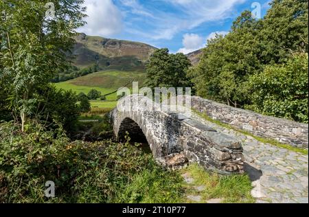 Neue Brücke über den Fluss Derwent auf dem Cumbria Way im Sommer Rosthwaite Borrowdale Lake District Nationalpark Cumbria England Großbritannien Großbritannien Stockfoto