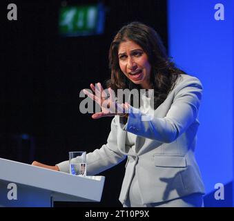 Innenministerin Suella Braverman hält ihre Hauptredner auf der Konferenz in Manchester, während die Konferenz der Konservativen Partei in der Stadt fortgesetzt wurde. Stockfoto