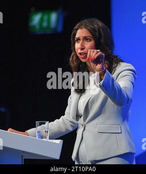 Innenministerin Suella Braverman hält ihre Hauptredner auf der Konferenz in Manchester, während die Konferenz der Konservativen Partei in der Stadt fortgesetzt wurde. Stockfoto