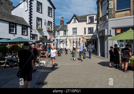 Menschen Touristen Besucher zu Fuß in der Innenstadt im Sommer Keswick Cumbria England Vereinigtes Königreich GB Großbritannien Stockfoto