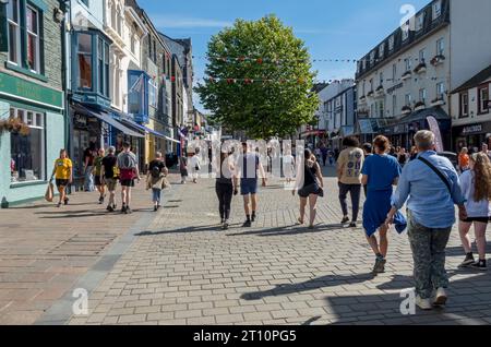 Menschen Touristen Besucher, die im Sommer im Stadtzentrum spazieren gehen Main Street Keswick Cumbria England Großbritannien Großbritannien Großbritannien Großbritannien Großbritannien Großbritannien Großbritannien Großbritannien Großbritannien Großbritannien Großbritannien Großbritannien Großbritannien Großbritannien Stockfoto