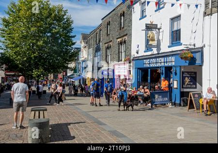 Menschen Touristen Besucher und Geschäfte in der Innenstadt Straße im Sommer Main Street Keswick Lake District Cumbria England Großbritannien Großbritannien Großbritannien Stockfoto