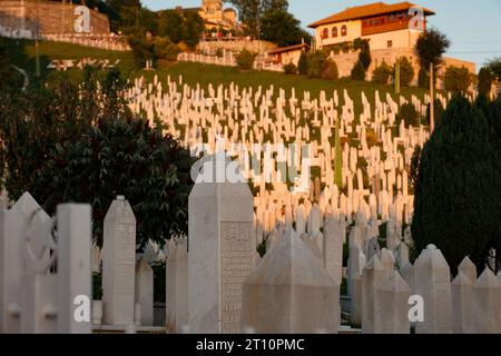 Die Ruhe auf Sarajevos Soldatenfriedhof bei Sonnenuntergang. Reihe um Reihe stiller Wächter stehen Wache, gebadet in den warmen Tönen der untergehenden Sonne. Stockfoto