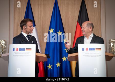 Pressekonferenz am Ende der Deutsch-Franzoesischen Kabinettsklausur in Hamburg Bundeskanzler Olaf Scholz SPD Emmanuel Macron, Staatspraesident von Frankreich zueinander zugewendet bei der Pressekonferenz im Anschluss an die Deutsch-Franzoesische Kabinettsklausur im Hotels Louis C. Jacob in Hamburg, Hamburg, 10.10.2023 Hamburg Hamburg Deutschland *** Pressekonferenz am Ende der deutsch-französischen Kabinettssitzung in Hamburg Bundeskanzler Olaf Scholz SPD Emmanuel Macron, Präsident Frankreichs, gegenübergestellt auf der Pressekonferenz nach der deutsch-französischen Kabinettssitzung im Hotel Lo Stockfoto