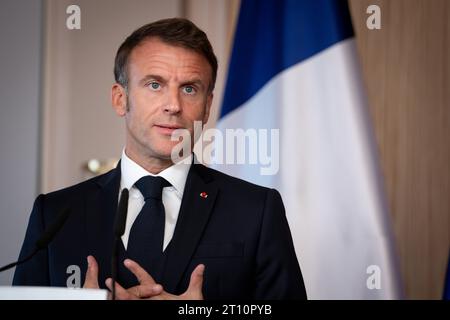 Pressekonferenz am Ende der Deutsch-Franzoesischen Kabinettsklausur in Hamburg Emmanuel Macron, Staatspraesident von Frankreich mit besonderer Geste bei der gemeinsamen Pressekonferenz im Anschluss an die Deutsch-Franzoesische Kabinettsklausur im Hotels Louis C. Jacob in Hamburg, Hamburg, 10.10.2023 Hamburg Hamburg Deutschland *** Pressekonferenz am Ende der deutsch-französischen Kabinettssitzung in Hamburg Emmanuel Macron, Präsident Frankreichs mit besonderer Geste bei der gemeinsamen Pressekonferenz im Anschluss an die deutsch-französische Kabinettssitzung in den Louis C Jacob Hotels in Hamburg, Hamburg, 10 10 2023 Stockfoto