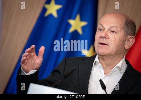 Pressekonferenz am Ende der Deutsch-Franzoesischen Kabinettsklausur in Hamburg Bundeskanzler Olaf Scholz SPD bei der gemeinsamen Pressekonferenz im Anschluss an die Deutsch-Franzoesische Kabinettsklausur im Hotels Louis C. Jacob in Hamburg, Hamburg, 10.10.2023 Hamburg Deutschland *** Pressekonferenz am Ende der deutsch-französischen Kabinettssitzung in Hamburg Bundeskanzler Olaf Scholz SPD bei der gemeinsamen Pressekonferenz im Anschluss an die deutsch-französische Kabinettssitzung im Louis C Jacob Hotel in Hamburg, Hamburg, 10 10 2023 Hamburg Deutschland Credit: Imago/Alamy Live News Stockfoto