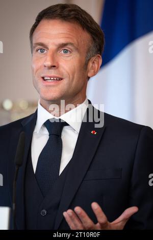 Pressekonferenz am Ende der Deutsch-Franzoesischen Kabinettsklausur in Hamburg Emmanuel Macron, Staatspraesident von Frankreich mit besonderer Geste bei der gemeinsamen Pressekonferenz im Anschluss an die Deutsch-Franzoesische Kabinettsklausur im Hotels Louis C. Jacob in Hamburg, Hamburg, 10.10.2023 Hamburg Hamburg Deutschland *** Pressekonferenz am Ende der deutsch-französischen Kabinettssitzung in Hamburg Emmanuel Macron, Präsident Frankreichs mit besonderer Geste bei der gemeinsamen Pressekonferenz im Anschluss an die deutsch-französische Kabinettssitzung in den Louis C Jacob Hotels in Hamburg, Hamburg, 10 10 2023 Stockfoto