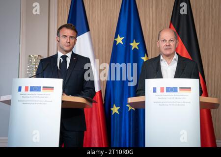 Pressekonferenz am Ende der Deutsch-Franzoesischen Kabinettsklausur in Hamburg Bundeskanzler Olaf Scholz SPD gemeinsam mit Emmanuel Macron, Staatspraesident von Frankreich bei der gemeinsamen Pressekonferenz im Anschluss an die Deutsch-Franzoesische Kabinettsklausur im Hotels Louis C. Jacob in Hamburg, Hamburg, 10.10.2023 Hamburg Hamburg Deutschland *** Pressekonferenz am Ende der deutsch-französischen Kabinettssitzung in Hamburg Bundeskanzler Olaf Scholz SPD zusammen mit Emmanuel Macron, Präsident Frankreichs bei der gemeinsamen Pressekonferenz im Anschluss an die deutsch-französische Kabinettssitzung im Lo Stockfoto