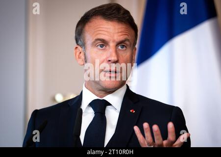 Pressekonferenz am Ende der Deutsch-Franzoesischen Kabinettsklausur in Hamburg Emmanuel Macron, Staatspraesident von Frankreich mit besonderer Geste bei der gemeinsamen Pressekonferenz im Anschluss an die Deutsch-Franzoesische Kabinettsklausur im Hotels Louis C. Jacob in Hamburg, Hamburg, 10.10.2023 Hamburg Hamburg Deutschland *** Pressekonferenz am Ende der deutsch-französischen Kabinettssitzung in Hamburg Emmanuel Macron, Präsident Frankreichs mit besonderer Geste bei der gemeinsamen Pressekonferenz im Anschluss an die deutsch-französische Kabinettssitzung in den Louis C Jacob Hotels in Hamburg, Hamburg, 10 10 2023 Stockfoto