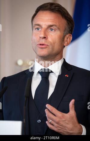 Pressekonferenz am Ende der Deutsch-Franzoesischen Kabinettsklausur in Hamburg Emmanuel Macron, Staatspraesident von Frankreich mit besonderer Geste bei der gemeinsamen Pressekonferenz im Anschluss an die Deutsch-Franzoesische Kabinettsklausur im Hotels Louis C. Jacob in Hamburg, Hamburg, 10.10.2023 Hamburg Hamburg Deutschland *** Pressekonferenz am Ende der deutsch-französischen Kabinettssitzung in Hamburg Emmanuel Macron, Präsident Frankreichs mit besonderer Geste bei der gemeinsamen Pressekonferenz im Anschluss an die deutsch-französische Kabinettssitzung in den Louis C Jacob Hotels in Hamburg, Hamburg, 10 10 2023 Stockfoto