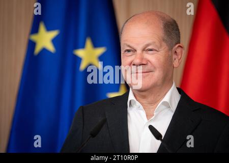 Pressekonferenz am Ende der Deutsch-Franzoesischen Kabinettsklausur in Hamburg Bundeskanzler Olaf Scholz SPD bei der gemeinsamen Pressekonferenz im Anschluss an die Deutsch-Franzoesische Kabinettsklausur im Hotels Louis C. Jacob in Hamburg, Hamburg, 10.10.2023 Hamburg Deutschland *** Pressekonferenz am Ende der deutsch-französischen Kabinettssitzung in Hamburg Bundeskanzler Olaf Scholz SPD bei der gemeinsamen Pressekonferenz im Anschluss an die deutsch-französische Kabinettssitzung im Louis C Jacob Hotel in Hamburg, Hamburg, 10 10 2023 Hamburg Deutschland Credit: Imago/Alamy Live News Stockfoto