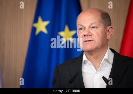 Pressekonferenz am Ende der Deutsch-Franzoesischen Kabinettsklausur in Hamburg Bundeskanzler Olaf Scholz SPD bei der gemeinsamen Pressekonferenz im Anschluss an die Deutsch-Franzoesische Kabinettsklausur im Hotels Louis C. Jacob in Hamburg, Hamburg, 10.10.2023 Hamburg Deutschland *** Pressekonferenz am Ende der deutsch-französischen Kabinettssitzung in Hamburg Bundeskanzler Olaf Scholz SPD bei der gemeinsamen Pressekonferenz im Anschluss an die deutsch-französische Kabinettssitzung im Louis C Jacob Hotel in Hamburg, Hamburg, 10 10 2023 Hamburg Deutschland Credit: Imago/Alamy Live News Stockfoto