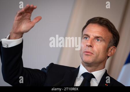 Pressekonferenz am Ende der Deutsch-Franzoesischen Kabinettsklausur in Hamburg Emmanuel Macron, Staatspraesident von Frankreich mit besonderer Geste bei der gemeinsamen Pressekonferenz im Anschluss an die Deutsch-Franzoesische Kabinettsklausur im Hotels Louis C. Jacob in Hamburg, Hamburg, 10.10.2023 Hamburg Hamburg Deutschland *** Pressekonferenz am Ende der deutsch-französischen Kabinettssitzung in Hamburg Emmanuel Macron, Präsident Frankreichs mit besonderer Geste bei der gemeinsamen Pressekonferenz im Anschluss an die deutsch-französische Kabinettssitzung in den Louis C Jacob Hotels in Hamburg, Hamburg, 10 10 2023 Stockfoto