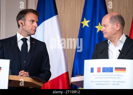 Pressekonferenz am Ende der Deutsch-Franzoesischen Kabinettsklausur in Hamburg Bundeskanzler Olaf Scholz SPD und Emmanuel Macron, Staatspraesident von Frankreich blickt einander grimmig an bei der gemeinsamen Pressekonferenz im Anschluss an die Deutsch-Franzoesische Kabinettsklausur im Hotels Louis C. Jacob in Hamburg, Hamburg, 10.10.2023 Hamburg Hamburg Deutschland *** Pressekonferenz am Ende der deutsch-französischen Kabinettssitzung in Hamburg schauen sich Bundeskanzler Olaf Scholz SPD und Emmanuel Macron, Präsident Frankreichs, bei der gemeinsamen Pressekonferenz nach dem Franco grimmig an Stockfoto
