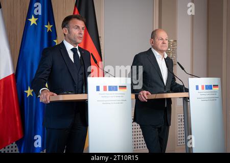 Pressekonferenz am Ende der Deutsch-Franzoesischen Kabinettsklausur in Hamburg Bundeskanzler Olaf Scholz SPD gemeinsam mit Emmanuel Macron, Staatspraesident von Frankreich bei der gemeinsamen Pressekonferenz im Anschluss an die Deutsch-Franzoesische Kabinettsklausur im Hotels Louis C. Jacob in Hamburg, Hamburg, 10.10.2023 Hamburg Hamburg Deutschland *** Pressekonferenz am Ende der deutsch-französischen Kabinettssitzung in Hamburg Bundeskanzler Olaf Scholz SPD zusammen mit Emmanuel Macron, Präsident Frankreichs bei der gemeinsamen Pressekonferenz im Anschluss an die deutsch-französische Kabinettssitzung im Lo Stockfoto