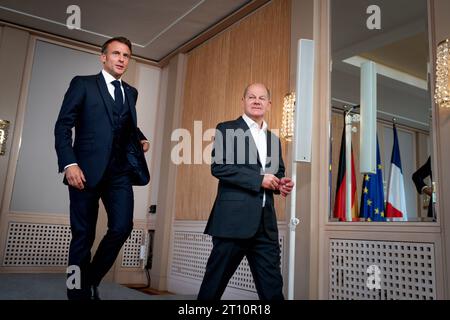 Pressekonferenz am Ende der Deutsch-Franzoesischen Kabinettsklausur in Hamburg Bundeskanzler Olaf Scholz SPD und Emmanuel Macron, Staatspraesident von Frankreich verlassen beide laessig die Pressekonferenz im Anschluss an die Deutsch-Franzoesische Kabinettsklausur im Hotels Louis C. Jacob in Hamburg, Hamburg, 10.10.2023 Hamburg Hamburg Deutschland *** Pressekonferenz am Ende der deutsch-französischen Kabinettssitzung in Hamburg Bundeskanzler Olaf Scholz SPD und Frankreichpräsident Emmanuel Macron verlassen die Pressekonferenz nach der deutsch-französischen Kabinettssitzung im Louis C Jacob Hotel Stockfoto