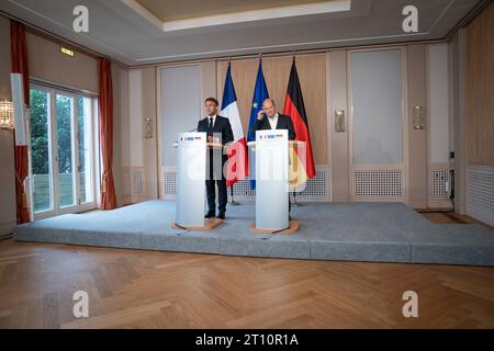 Pressekonferenz am Ende der Deutsch-Franzoesischen Kabinettsklausur in Hamburg Bundeskanzler Olaf Scholz SPD gemeinsam mit Emmanuel Macron, Staatspraesident von Frankreich bei der gemeinsamen Pressekonferenz im Anschluss an die Deutsch-Franzoesische Kabinettsklausur im Hotels Louis C. Jacob in Hamburg, Hamburg, 10.10.2023 Hamburg Hamburg Deutschland *** Pressekonferenz am Ende der deutsch-französischen Kabinettssitzung in Hamburg Bundeskanzler Olaf Scholz SPD zusammen mit Emmanuel Macron, Präsident Frankreichs bei der gemeinsamen Pressekonferenz im Anschluss an die deutsch-französische Kabinettssitzung im Lo Stockfoto