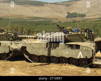 14. August 2006 der Israel-Hisbollah-Krieg 2006. Nach der Ankündigung eines Waffenstillstands um 08:00 Uhr werden israelische Merkava 3 (Chariot) Panzer direkt an der Hauptstraße zwischen Kfar Blum und Metula im Nordosten Israels abgestellt. Stockfoto