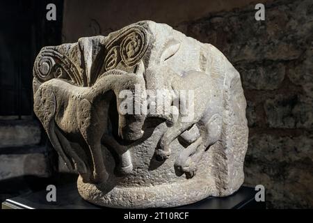 vorromanische Hauptstadt einer Säule mit einem vorbeiziehenden Pferd und hockenden Hasen in der Krypta unterhalb der Kathedrale von Ventimiglia Liguria, Italien. Stockfoto