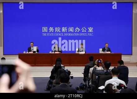 (231010) -- PEKING, 10. Oktober 2023 (Xinhua) -- Eine Pressekonferenz zu einem Weißbuch mit dem Titel "The Belt and Road Initiative: A Key Pillar of the Global Community of Shared Future", veranstaltet das Informationsbüro des Staatsrats in Peking, Hauptstadt von China, am 10. Oktober 2023. (Xinhua/Jin Liwang) Stockfoto