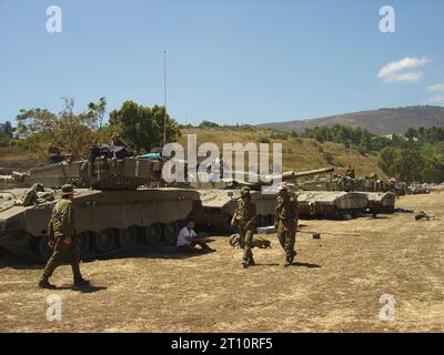 14. August 2006 der Israel-Hisbollah-Krieg 2006. Nach der Ankündigung eines Waffenstillstands um 08:00 Uhr werden israelische Merkava 3 (Chariot) Panzer direkt an der Hauptstraße zwischen Kfar Blum und Metula im Nordosten Israels abgestellt. Stockfoto