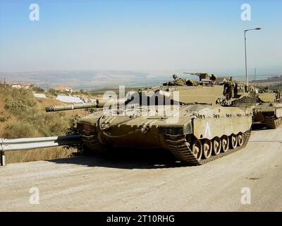 14. August 2006 der Israel-Hisbollah-Krieg 2006. Nach der Ankündigung eines Waffenstillstands um 08:00 Uhr werden israelische Merkava 3 (Chariot)-Panzer an der Hauptstraße zwischen Kfar Blum und Metula im Nordosten Israels abgestellt. Stockfoto