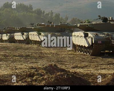 14. August 2006 der Israel-Hisbollah-Krieg 2006. Nach der Ankündigung eines Waffenstillstands um 08:00 Uhr werden israelische Merkava 3 (Chariot) Panzer direkt an der Hauptstraße zwischen Kfar Blum und Metula im Nordosten Israels abgestellt. Stockfoto