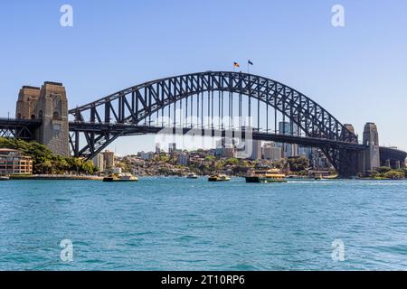 Fähren unter den Stahlbögen der Sydney Harbour Bridge, Sydney Harbour, Sydney, New South Wales, Australien Stockfoto