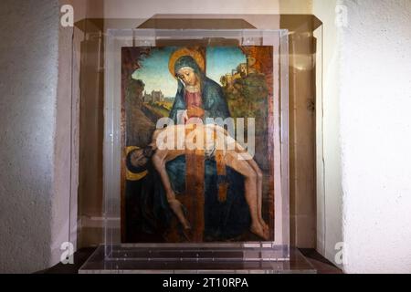 Das Gemälde, das die Jungfrau Maria in der Wiege des Leichnams Jesu zeigt, befindet sich im 11. Jahrhundert im Taufhaus der Kathedrale von Ventimiglia, Ligurien, Italien. Stockfoto