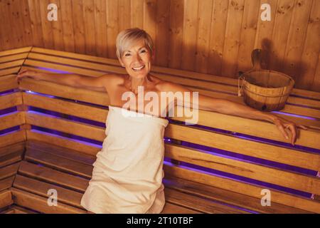 Die reife Frau entspannt sich in der Sauna. Gesunder Lebensstil für ältere Menschen. Spa-Konzept. Stockfoto