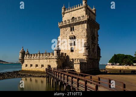 Der Turm von Belem offiziell der Turm von St. Vincent ist eine Festung aus dem 16. Jahrhundert in Lissabon Portugal EU am Ufer des Tejo auf eine Liebe Stockfoto