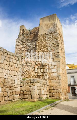 Historische Stadtmauer im Zentrum von Merida, Spanien Stockfoto