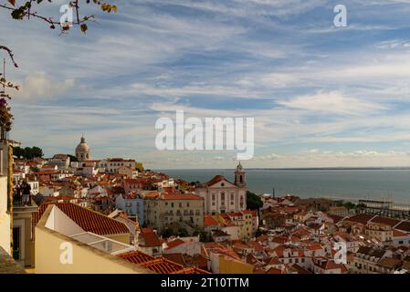 Luftaufnahme vom Miradouro des Schlosses Sao Jorge aus dem Bezirk Alfama in Lissabon Hauptstadt von Portugal EU mit Kirche Santo Estevao in prominenter po Stockfoto