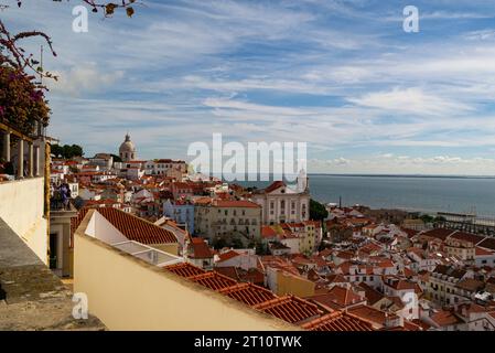 Luftaufnahme vom Miradouro des Schlosses Sao Jorge aus dem Bezirk Alfama in Lissabon Hauptstadt von Portugal EU mit Kirche Santo Estevao in prominenter po Stockfoto