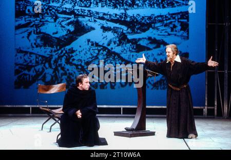 l-r: Simon Callow (Fulganzio), Michael Gambon (Galileo Galilei) in THE LIFE OF GALILEO von Bertolt Brecht im Olivier Theatre, National Theatre (NT), London 13/08/1980 Übersetzung: Howard Brenton Bühnenbild: Jocelyn Herbert und Stephen Skaptason Beleuchtung: Andy Phillips Regisseur: John Dexter Stockfoto