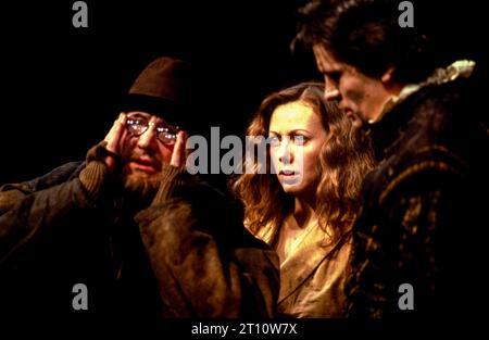 l-r: Paul Webster (Clarke), Jenny Agutter (Alice), Robert O’Mahoney (Mosby) in ARDEN OF FAVERSHAM von Anonym bei der Royal Shakespeare Company (RSC), The Other Place, Stratford-upon-Avon, England 30/03/1982 Musik: Nigel Hess Design: Kandis Cook Fights: Ian McKay Director: Terry Hands Stockfoto