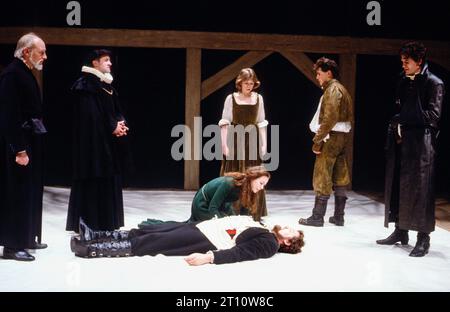 Stehend, l-r: Jeffery Dench (Franklin), Paul Webster (Bürgermeister), Cathy Finlay (Susan), Mark Rylance (Michael), Robert O'Mahoney (Mosby) Front Center: Jenny Agutter (Alice), Bruce Purchase (Arden) in ARDEN OF FAVERSHAM von Anonym bei der Royal Shakespeare Company (RSC), The Other Place, Stratford-upon-Avon, England Cess 30/03/1982 Musik: Nigel Ian McKay Regisseur: Terry Hands Stockfoto