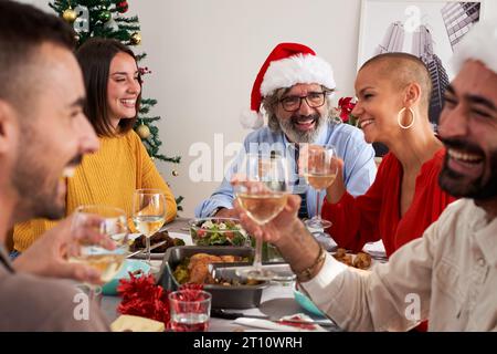 Glückliche Familie, die am Weihnachtstag gemeinsam zu Mittag essen und sich gegenseitig in Gesellschaft zu genießen. Stockfoto