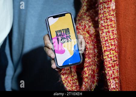 Deutsch-Franzoesische Kabinettsklausur in Hamburg Kulturpass App welche bei der Deutsch - Franzoesische Kabinettklausur von dem Praesidenten von Frankreich und dem Budneskanzler vorgestellt worden ist, Hamburg, 10.10.2023 Hamburg Deutschland *** Deutsch-Französische Kabinettszeit in Hamburg Kultur Pass App präsentiert auf der Deutsch-Französischen Kabinettsversammlung vom Präsidenten Frankreichs und der Bundeskanzlerin der Bundesrepublik Deutschland, Hamburg, 10 10 2023 Hamburg Deutschland Credit: Imago/Alamy Live News Stockfoto