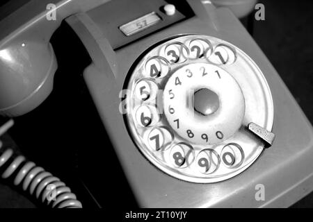 Altes Telefon aus den 70er Jahren mit Drehregler, Schwarz und weiß Stockfoto