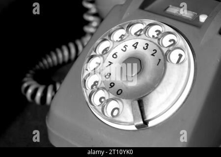 Altes Telefon aus den 70er Jahren mit Drehregler, Schwarz und weiß Stockfoto