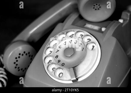 Altes Telefon aus den 70er Jahren mit Drehregler, Schwarz und weiß Stockfoto