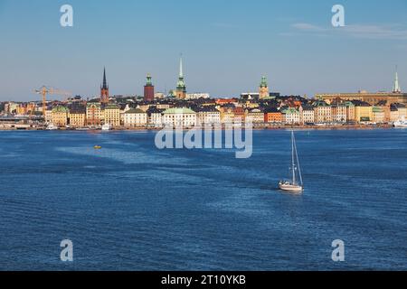 Gebäude am Wasser von Gamla stan, der Altstadt von Stockholm in Schweden, Skandinavien Stockfoto