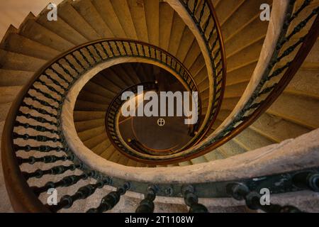 Dreifache Wendeltreppe aus Stein, Museo do Pobo Galego, Kloster San Domingos de Bonaval, Santiago de Compostela, Spanien Stockfoto