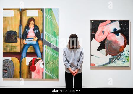 London, Großbritannien. Oktober 2023. „Weeks on the Train“, 2015 (links) und „Selfie“, 2014 (rechts) – Mitarbeiter posieren mit der Arbeit. Die Whitechapel Gallery präsentiert „What Happened“, die erste große Retrospektive der zeitgenössischen amerikanischen Künstlerin Nicole Eisenman, mit über 100 Werken, von denen viele noch nie zuvor in Großbritannien gezeigt wurden. Die Ausstellung läuft bis zum 14. Januar 2024. Quelle: Imageplotter/Alamy Live News Stockfoto