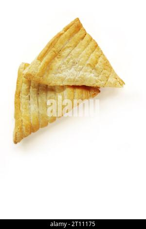 Zwei isolierte Apfelturnover, Croissant, Kuchen. Gebäck, Bäckerei auf weißem Hintergrund. Draufsicht. Speicherplatz kopieren. Nahaufnahme Stockfoto