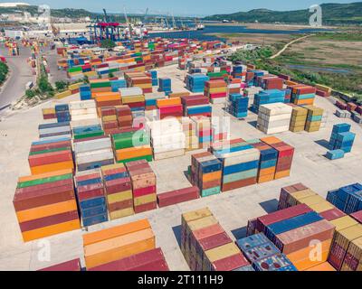 Luftaufnahme von oben auf den Containerterminal, den Frachthafen, den internationalen Versand und den globalen Handel Stockfoto